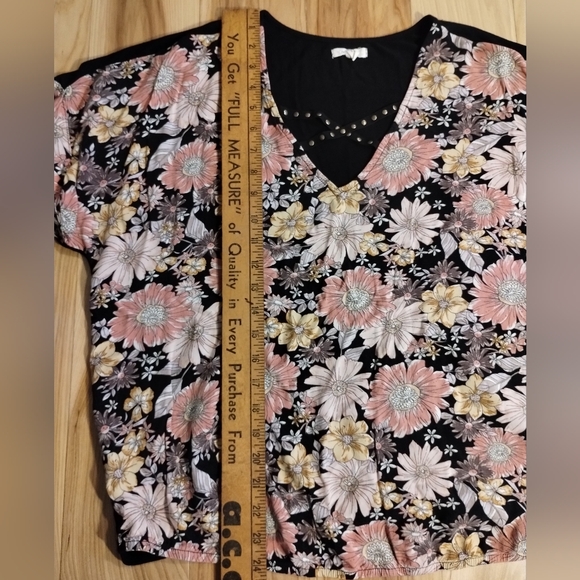 Maurice's v neck floral boxy top - Picture 8 of 9